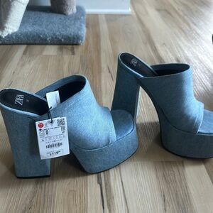 Platform slide it gives spice girl vibes